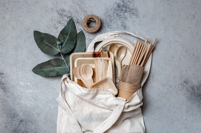 eco-friendly tablewares in a reusable bag